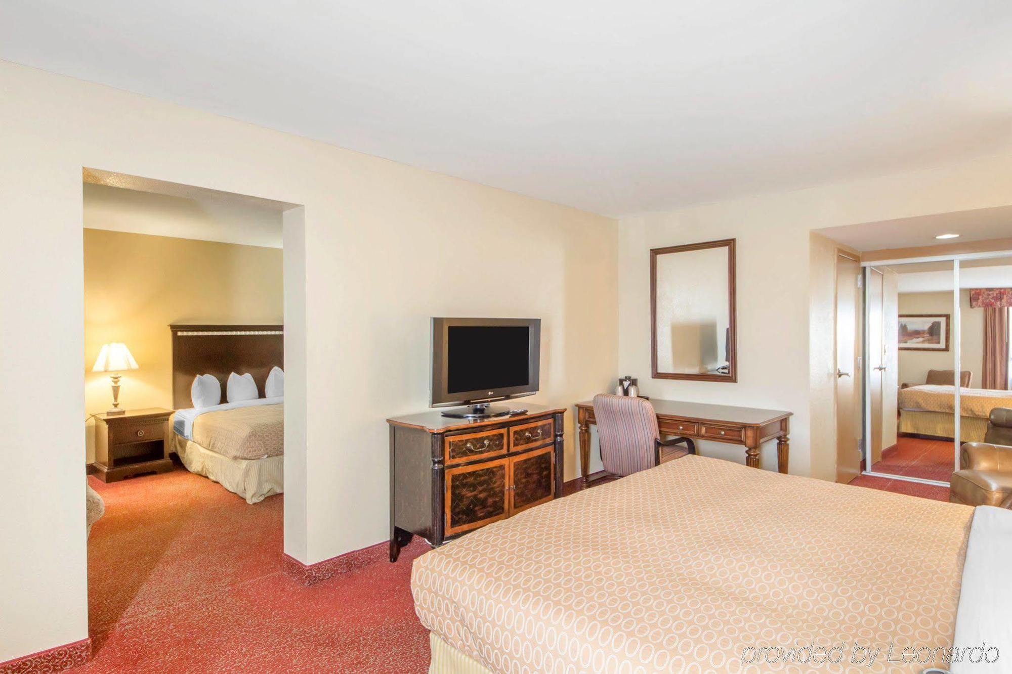 Clarion Inn Tulsa International Airport Eksteriør bilde
